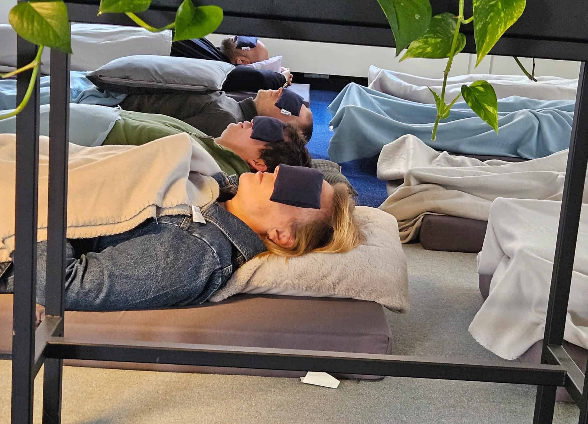 Deelnemers tijdens een sound bath sessie voor teams