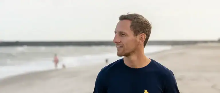 Wel of geen contact met je ex: coach Jens Kemna aan het strand