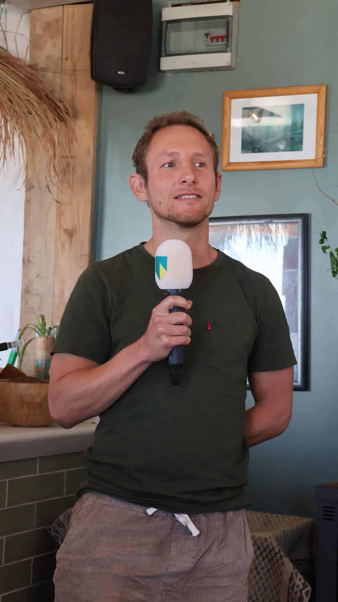 Jens Kemna spreekt met een microfoon tijdens een bijeenkomst bij ABN AMRO