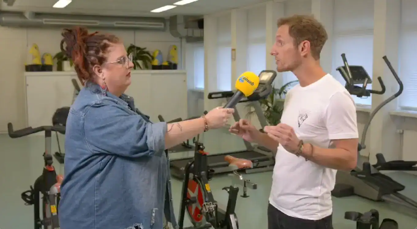 Jens Kemna wordt geinterviewd door ANWB met een gele ANWB-microfoon