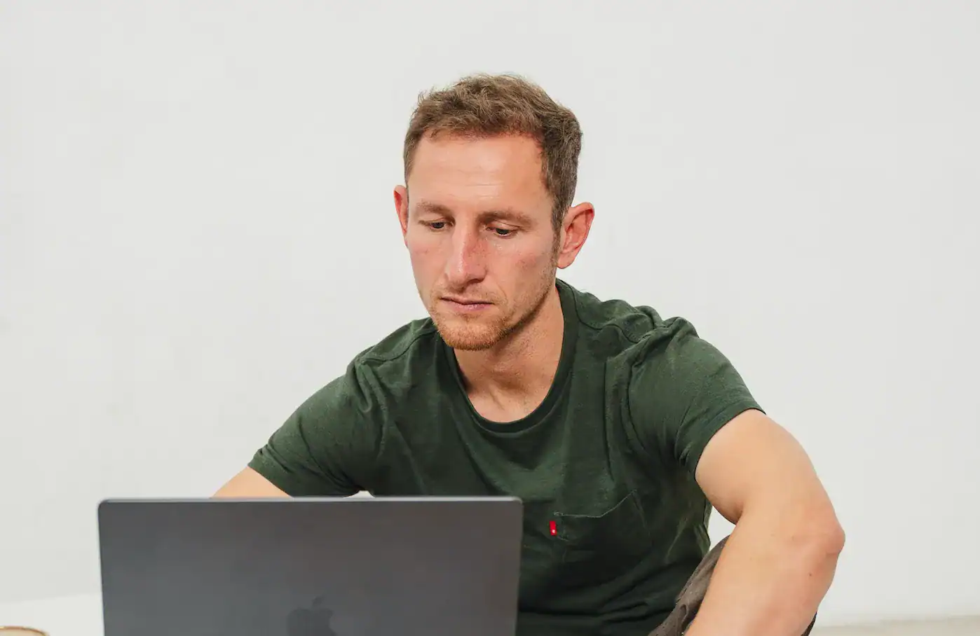Jens Kemna achter zijn laptop tijdens een live online sessie