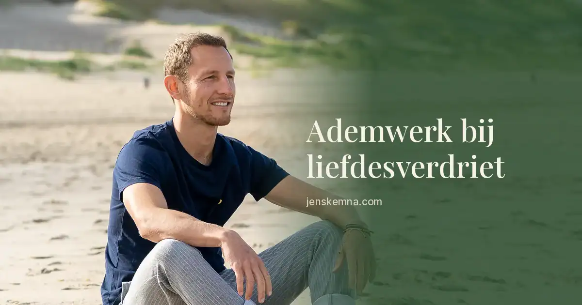 Ademwerk bij liefdesverdriet: Jens Kemna, lichaamsgerichte coach, op het strand